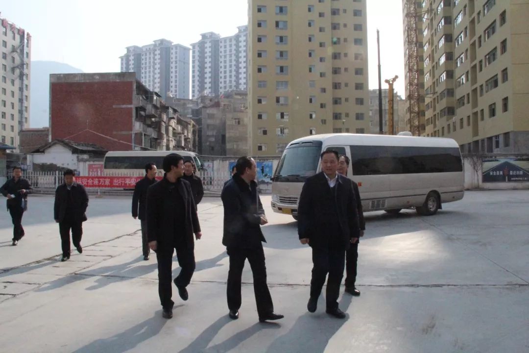 隴南市委常委、常務副市長張慶宏、副市長徐世林、市人大副主任陳榮等一行深入隴運集團公司武都汽車站開展春節前走訪慰問活動